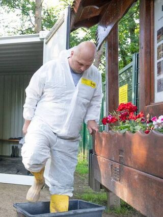 Sven Springer muss mit den Stiefeln erst mal in ein Desinfektionsbad.