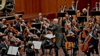 Stets mit großer Liebe zum kleinen Detail: Mannheims Generalmusikdirektor Roberto Rizzi Brignoli mit dem NTO bei der Arbeit an Verdi.