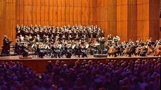 180 Menschen arbeiten auf der Bühne an diesem besonderen Moment, an dieser „Messa da Requiem“, in der sich der Opernkomponist und Spezialist für Menschliche Makel und Abgründe eins zu eins widerspiegelt.