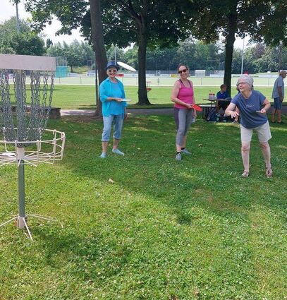 Beim Frisbee-Golf sollen die Flugscheiben zielgenau in den Korb geworfen werden. Ausprobieren konnte man das in Bensheim.