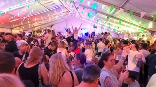 Vor allem das Festzelt war während des zehntägigen Bergsträßer Weinmarktes in Heppenheim gut besucht, da es unabhängig vom Wetter und den Temperaturen genutzt werden konnte.