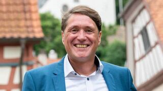 Sebastian Clever ist verheiratet, hat zwei Kinder und lebt seit über zehn Jahren in Zwingenberg. Er arbeitet als Patentanwalt in einer Kanzlei in Darmstadt.