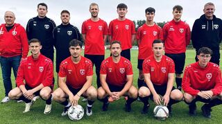 Bei der Tvgg begrüßten (v.li.) Ralf Massoth (Spielausschuss), Marc Engelhardt, Pascal Fraas (Co-Trainer) sowie Trainer Martin Weinbach (re.) die Neuzugänge (weiter stehend v. li.) Julian Glaser, Vladislav Murshel, Marlon Gremm, Nicolas Rettig, und (knieend v. li.: Alessio Schott, Ivan Livancic, Johannes Radmacher, Alex Reimund, Jonas Heilig.