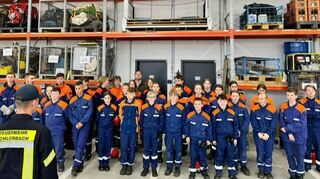 35 Nachwuchsbrandschützer nahmen am Berufsfeuerwehrtag in der Lindenfelser Feuerwache teil.