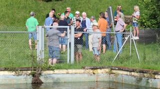 Maximilian Klöss schaute sich auch das ehemalige Schwimmbad in Winterkasten an.