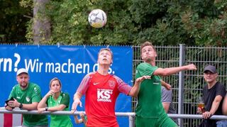 Im vergangenen Jahr gewann der VfR Fehlheim (re. Paul Herbel) das Stadtmeister-schafts-Finale gegen die TSV Auerbach (li. Christopher Porter), schied diesmal aber schon im Viertelfinale aus.