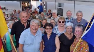 Wiedersehen mit Grillfest und Weinmarktbesuch feierte die Jumelage Le Pont - Le Lien. Hier sind die Teilnehmer in Sonderbach am Dorfgemeinschaftshaus beim Grillfest zu sehen.