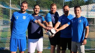 Der Coach präsentiert die Neuzugänge des TSV Elmshausen: v.l. Chris Schäfer, Patrick Ramos, Trainer Eric Franke, Yannis Zanoun, Nicolai Vieluf (Ramadan Hossein fehlte beim Fototermin verletzt, Claudio Mink erkrankt).