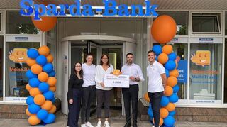 Seit 30 Jahren gibt es die Sparda-Bank in Bensheim. Anlässlich des Jubiläums spendet das Geldinstitut 4000 Euro an die HSG Bensheim/Auerbach.