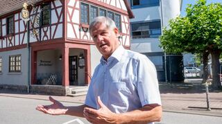 Bürgermeister Helmut Glanzner im Gespräch mit der Redaktion vor dem historischen Fachwerkgebäude von 1736, hinter dem die heutige Gemeindeverwaltung aus den 1970er-Jahren hervorlugt. Nicht nur der Stammtisch ist seit dem Jahreswechsel verwaist. Neben dem Erdgeschoss befinden sich im ersten Stock zwei Gasträume und eine Theke, die auch entfernt werden könnte. (Bilder von links im Uhrzeigersinn).