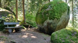 Die Weltkugel im niederösterreichischen Waldviertel ist einer von zahlreichen Kraftarenen.