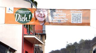 Auch mit einer großen Kampagne samt Banner über der Fußgängerzone hat die Stadt schon um Erzieher geworben. Das Problem bleibt ein großes.
