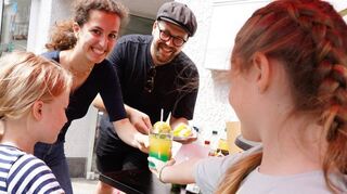 Carolin Levasier, hier mit Kulturbüro-Mitarbeiter Marcel Ehret, bot im „Raum der Wünsche“ alkoholfreie Cocktails für Schüler an.