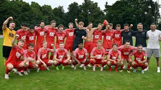 Groß war der Jubel bei der TSV Auerbach, als nach dem 1:0 im Finale gegen den FC 07 Bensheim der Titelgewinn bei der Fußball-Stadtmeisterschaft feststand, nachdem die Rotweißen im vergangenen Jahr knapp gegen den VfR Fehlheim verloren hatten.