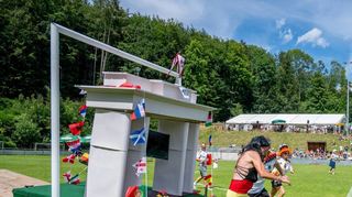 Die Fanmeile der Fußball-EM war Thema der Scheese von Hartmut und Gudrun Katzenmeier und Matthias Wötzel (links). Die kleinen Piraten eroberten die Herzen des Publikums im Sturm.