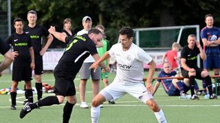 Der VfR Fehlheim sicherte sich den Titel bei der AH-Stadtmeisterschaft; das Bild zeigt den Fehlheimer Patrick Blechschmitt (links am Ball) im Gruppenspiel gegen den FC 07 im Zweikampf mit David Suljic.