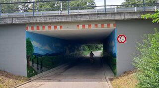 Freie Fahrt für Radler auf dem frisch sanierten Radweg: Oben verläuft die A 5, unten geht es durch eine neu gestaltete Unterführung Richtung Lorsch.
