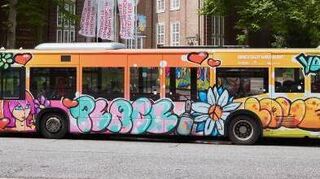 Ein mit Graffiti besprühter Linienbus in Hamburg.