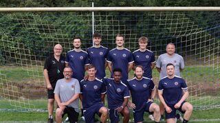 Reichlich Verstärkung für FSG Bensheim, um als Aufsteiger in der Kreisliga A zu bestehen: stehend v.l. Paul Guire (Athletiktrainer), Elit Demi, Finn Kappei, Lucas Merk, Jonas Klein, Holger Rettig (Torwarttrainer); kniend v.l. Paul McNally (Cheftrainer), Thomas Pisarski, Abdirisiak Sodal, Patrick Schmitt, Alexander Quadt.