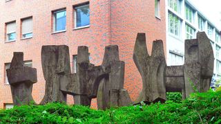 Bemoost und ohne Hinweis auf den Erschaffer: die „Figurengruppe“ von Hans Nagel im Innenhof der Hochschule Mannheim.