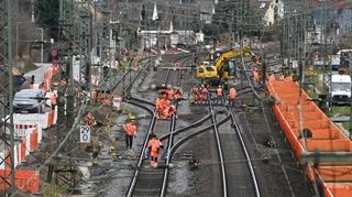 Im Januar wurde die Generalsanierung der Riedbahn vorbereitet, am Montag fiel der Startschuss für die eigentlichen, fünfmonatigen Bauarbeiten.