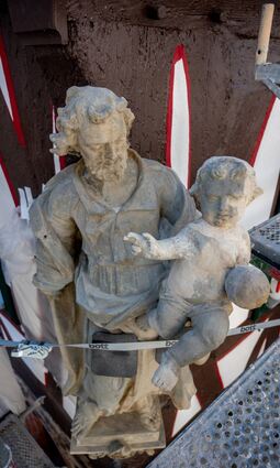 Der heilige Josef mit dem Jesuskind hängt seit fast 300 Jahren an der Fassade von Haus Fleck. Derzeit wird die Figur restauriert.