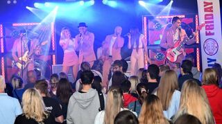 Konzert der Band Daily Friday zum Scheeserenne / volles Haus beim klassischen Konzert zum Schneeserennen im Winterkastener Stadion Die Band  Dailey Friday,  mit  ihren 2 Sängerinnen und 5 Spieler/Sänger  heitzt diesnamsl die Atmosphäre und Stimmung mit Rock, Pop und Partyklassiker und lud die Gäste, die am Eingang mit altersgerechten farblichen Armbändern von 16-18 und ab 18, ausgestattet wurden, zum Mitsingen und -tanzen ein.
Foto: Jürgen Strieder
Tel: 01713452063