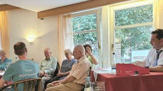 Bürgermeisterkandidat Rico Schrot (rechts) führte mit Lindenfelser Bürgern ein Gespräch, um herauszufinden, wie sie ihre Stadt sehen und welche Wünsche sie haben.