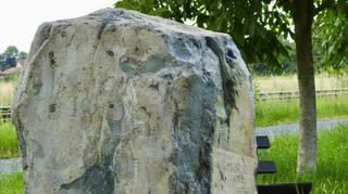 Zwei Sagen, in denen Zwingenberg erwähnt wird: Den Alsbacher Hinkelstein soll ein Riese vom Melibokus geworfen haben, die „Toter Mann“-Delinquentin soll im Wasserburg-Kerker eingesessen haben.