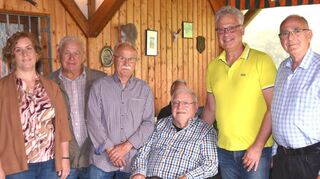 Die Vorstandsmitglieder Tatjana Spahl sowie rechts Vorsitzender Hannes Koch und Volker Schneider ehrten langjährige Mitglieder, Mitte von links Werner Schumacher, Werner Hofmeyer und Jakob Wiegand.