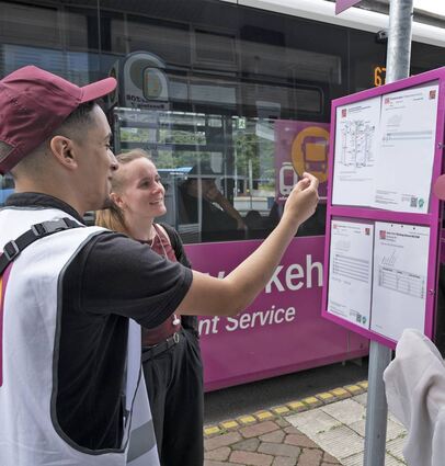 Bahnkunden werden am Bensheimer Bahnhof über den mit der Riedbahnsperrung zusammenhängenden Ersatzverkehr informiert. Unser Bild zeigt Topal Talat (l.) von der betreuenden Agentur mit einer Kundin.