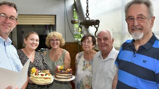 Bürgermeister Christian Schönung gratulierte Toni Levasier (Mitte mit Ehefrau Rosemarie). Zum Geburtstag wünschten auch Tochter und Enkelin sowie Nachbarn (etwa Gunter Erbe, r.) viel Glück.
