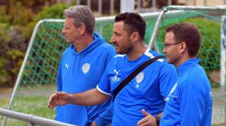 Sind gespannt, wie der Neuanfang mit dem FC Sportfreunde klappt: (v.l.) Michael Fries (2. Vorsitzender), Abedin Reqica (Sportlicher Leiter und Trainer) und Pasquale Angelone (Co-Trainer).