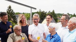 Friedrich Schmidt (4.v.l.) feierte mit Familie, Freunde, Bekannten, einstigen Kollegen und Weggefährte seinen 80. Geburtstag.