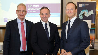 Im BASF-Gesellschaftshaus: Albrecht Hornbach (v.l.), Präsident der IHK Pfalz, mit Digitalisierungsminister Volker Wissing und BASF-Werksleiter Uwe Liebelt.