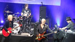 Konzertlegende Manfred Mann (r.) und seine Band rocken das Capitol mit ikonischen Hits und energiegeladenen Performances.