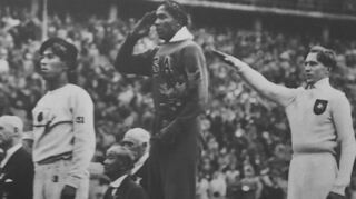Leichtathletik-Siegerehrung 1936: Bei den Nationalhymnen salutiert Jesse Owens (M.) militärisch, der unterlegene Deutsche Luz Long (r.) mit Hitler-Gruß.