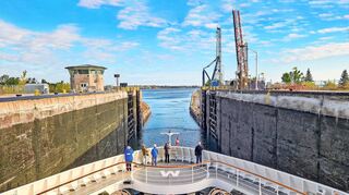 Der Wellandkanal verbindet den Eriesee mit dem Ontariosee. Dabei durchquert er die Niagara-Schichtstufe, wofür acht Schleusen nötig sind.