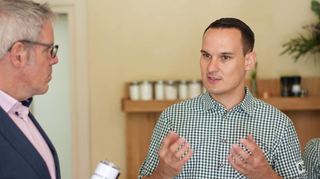 Dominik Stenger, hier im Gespräch mit Landrat Christian Engelhardt, ist seit dem Frühjahr Pächter des Herrenhauses im Fürstenlager.
