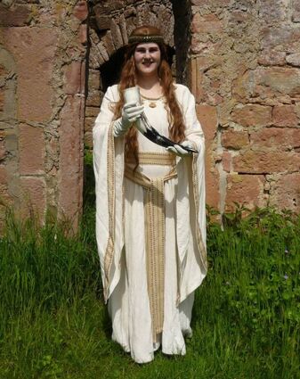 Larissa Anton dreht auch Sagendokumentionen und schlüpft dafür selbst in historische Kostüme.