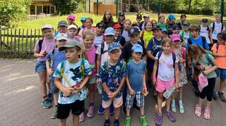 Gruppenbild ohne Giraffen: die Ferienspielkinder besuchten den Frankfurter Zoo