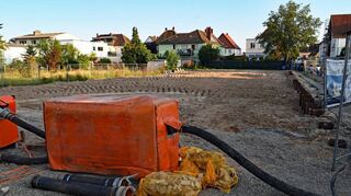 Auf der Baustelle des Bürgerhauses wird derzeit lautstark Grundwasser abgepumpt.