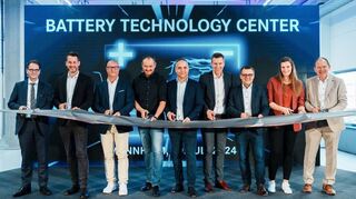 Das Battery Technology Center im Mercedes-Benz Werk Mannheim wird feierlich eröffnet. Zu sehen sind von links nach rechts: Michael Kleiner, Ministerialdirektor im Ministerium für Wirtschaft, Arbeit und Tourismus Baden-Württemberg; Andreas Gorbach, Mitglied des Vorstands von Daimler Truck; Michael Brecht, Vorsitzender des Gesamtbetriebsrates von Daimler Truck; Bruno Buschbacher, Betriebsratsvorsitzender Mercedes-Benz Werk Mannheim; Yaris Pürsün, Leiter der globalen Produktion von Antriebskomponenten bei Daimler Truck; Michael Salmen, Leitung Produktionsplanung Batterie und BTC; Andreas Moch, Standortverantwortlicher Mercedes-Benz Werk Mannheim; Johanna Riemer, Mitarbeiterin des Battery Technology Center; Christian Specht, Oberbürgermeister der Stadt Mannheim.