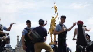 In der Nähe der Statue der Jeanne d’Arc (Hintergrund) befindet sich einer von mehreren Sicherheitskontrollpunkten in Paris.