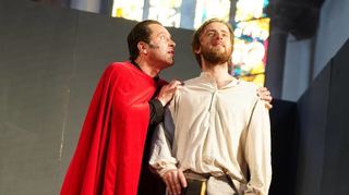 „Faust“-Premiere in der Heppenheimer Kirche Sankt Peter.