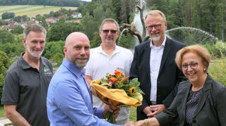 Verwaltungsleiter Patrick Simon überreichte Maryam Rückert Blumen. Dahinter Dr. Hans-Peter Filz und Dr. Uwe Wolfram sowie York Ohlendorf (v. l.).