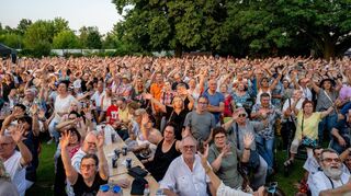 Bewegung auf der Klosterwiese: Rund 2500 Zuhörer zeigten sich begeistert vom Auftaktabend des Rex Open Air. Die Band „Night Fever“ sorgte für Stimmung.