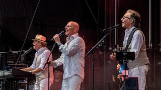 „Night Fever“ sorgten mit der Musik der Bee Gees in Lorsch für einen Publikumsandrang.