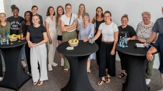 Empfang für die Vize-Meisterinnen der Bundesliga: Die Bürgermeisterin hatte die Flames zu einem kleinen Festakt ins Bensheimer Parktheater eingeladen.