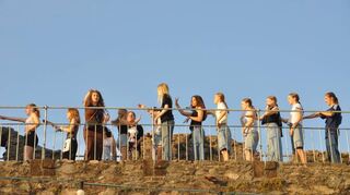 Die Musikfans begaben sich auf die Burgmauer, um dort zum Lied „Macarena“ zu tanzen.
